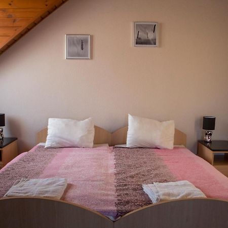 Gilde Panzio Bed & Breakfast Pilisvörösvár Bagian luar foto